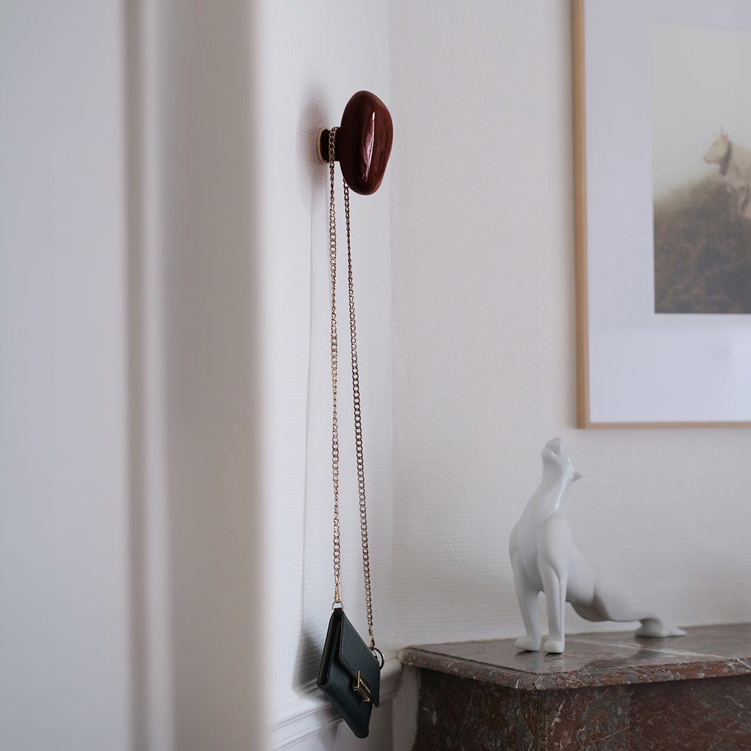 patère Agate couleur grenat en porcelaine émaillée, mise en situation dans une pièce de vie #couleur_grenat