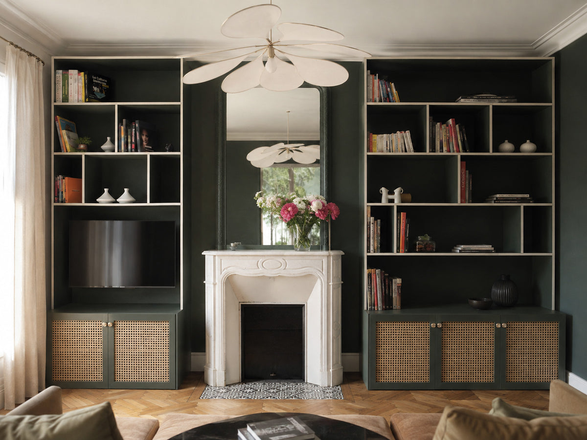 Appartement haussmannien rénové à Paris, aux portes de Vincennes avec moulures d’origine, papier peint botanique panoramique et ambiance élégante mêlant patrimoine et design contemporain.