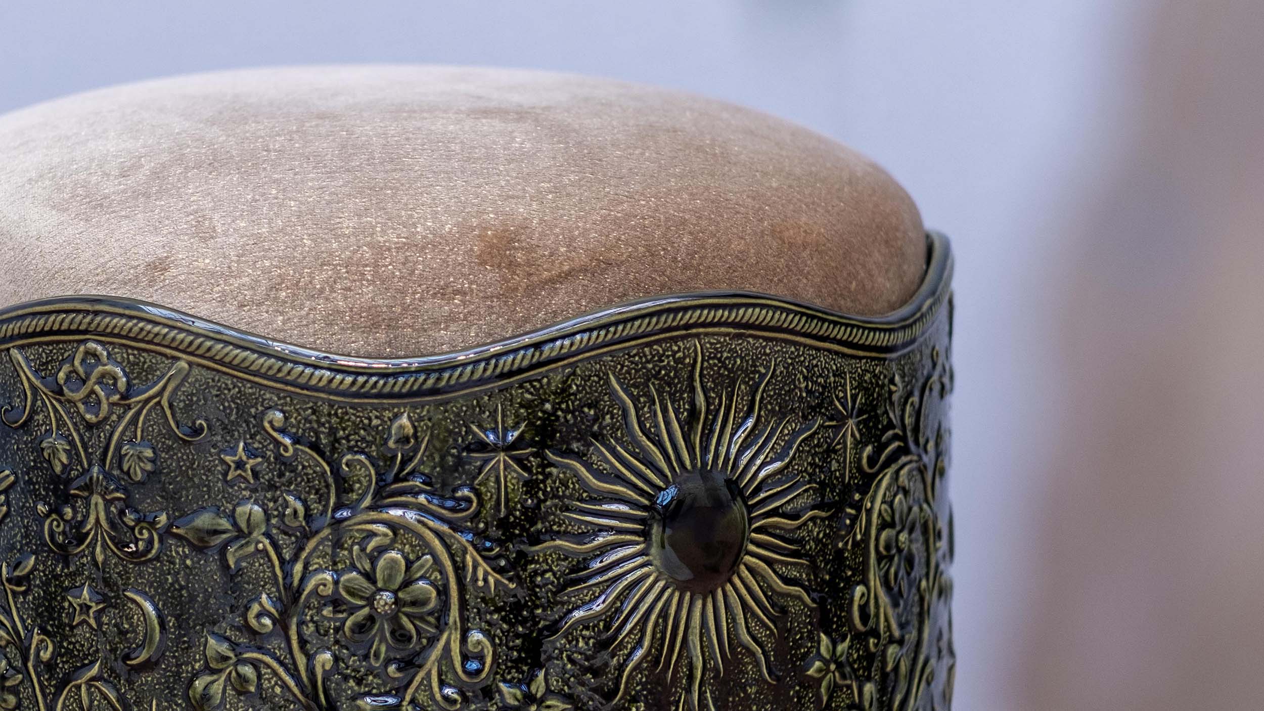 Tabouret Visconti, socle en céramique émaillée vert aux motifs gravés et assise ronde en velours beige