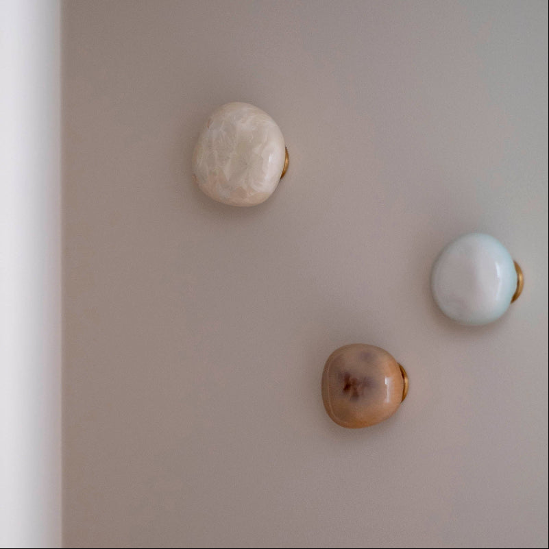 Lot de 3 patères en porcelaine cristallisée au mur.