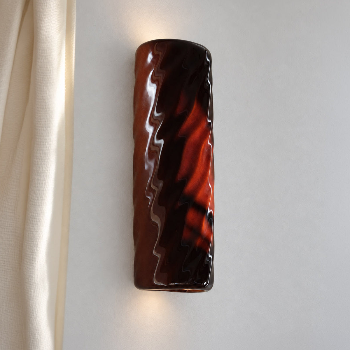 Applique murale Diane en porcelaine couleur Grenat, création Ombre d’Or, vue profil. #couleur_grenat