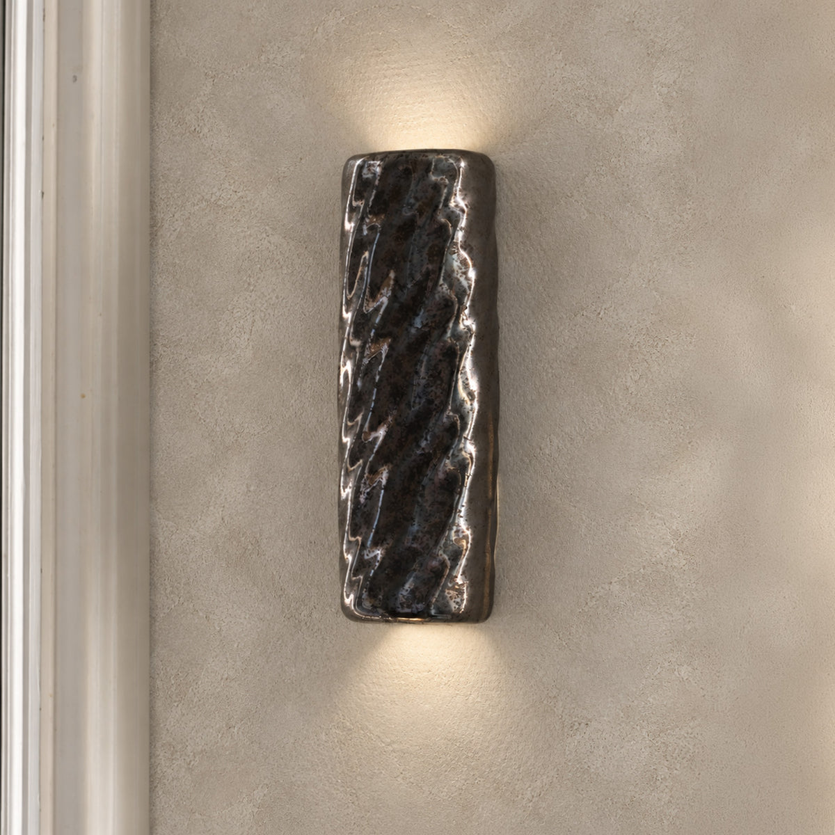Applique murale Diane en porcelaine couleur métal, création Ombre d’Or, vue profil. #couleur_métal