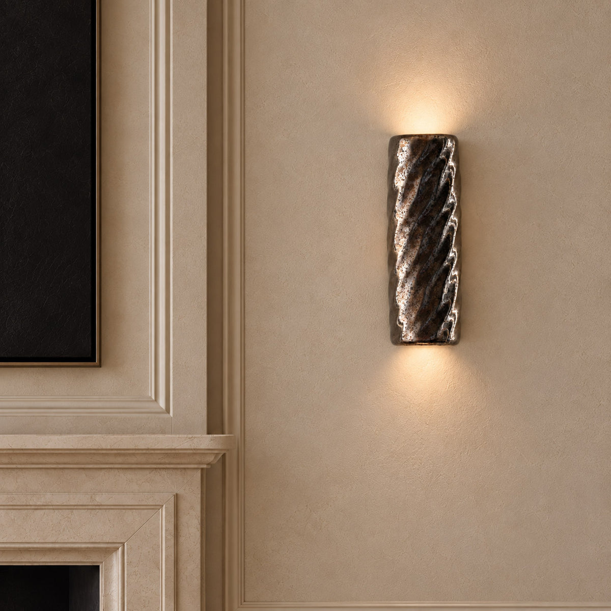Applique murale Diane en porcelaine couleur métal, création Ombre d’Or, vue cheminée. #couleur_métal