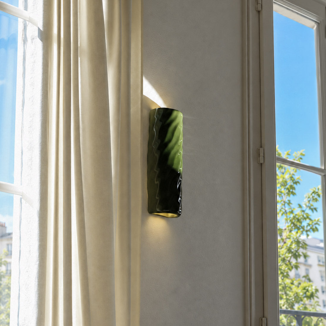 Applique murale Diane en porcelaine couleur vert, création Ombre d’Or, vue fenetre. #couleur_vert