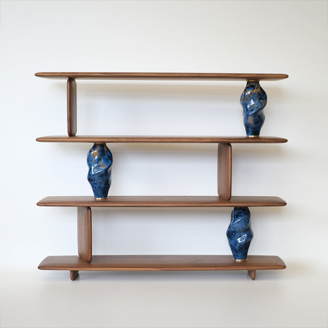 Bibliothèque Casadio en noyer et porcelaine. Création de mobilier sur mesure par l'atelier Ombre d'or à Vincennes.