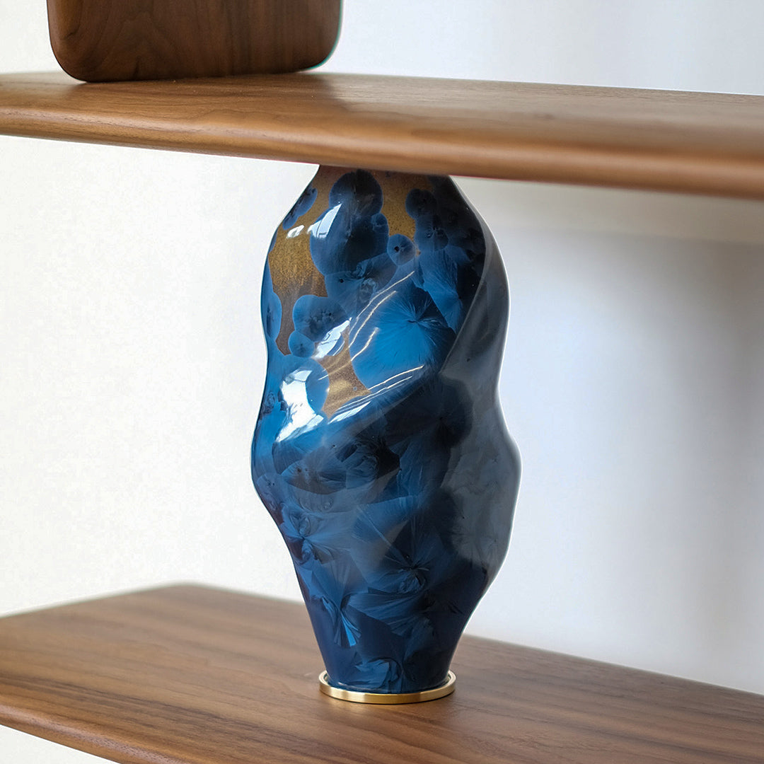 Détail de la bibliothèque Casadio en noyer et porcelaine cristallisée. Création de mobilier sur mesure par l'atelier Ombre d'or à Vincennes.