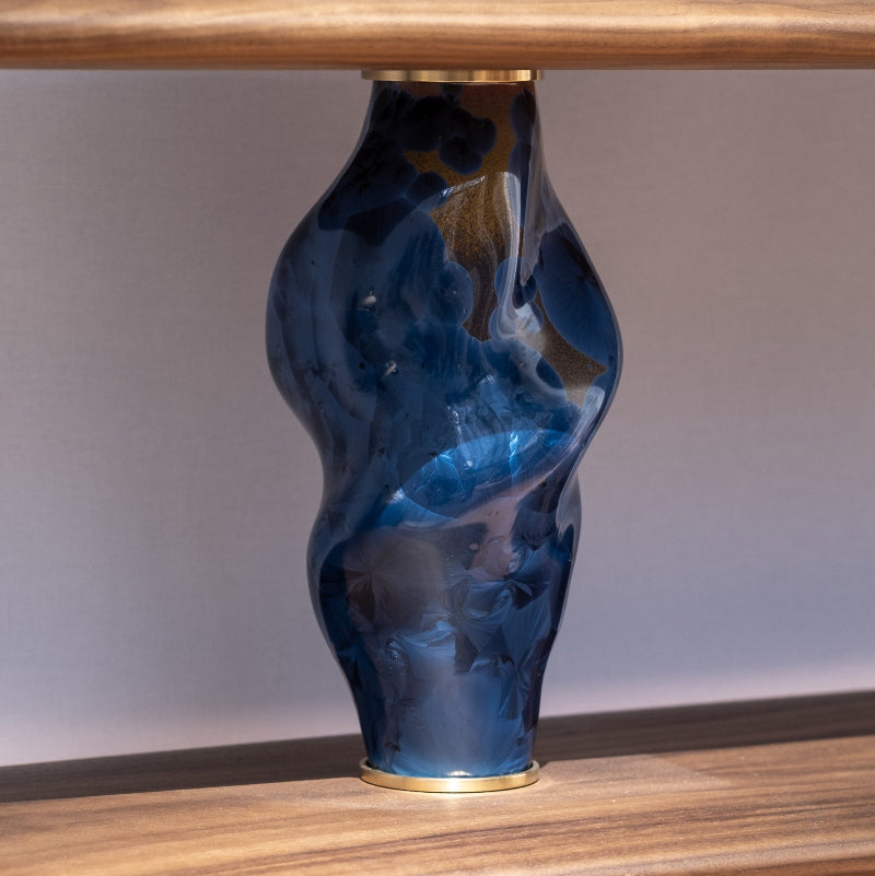 Détail de la bibliothèque Casadio en noyer et porcelaine cristallisée crée par l'atelier Ombre d'or à Vincennes.