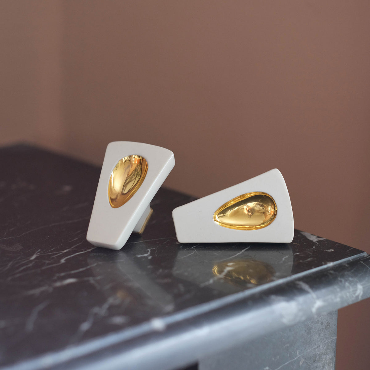 boutons Ajna en finition Or posés sur la cheminée. #couleur_or