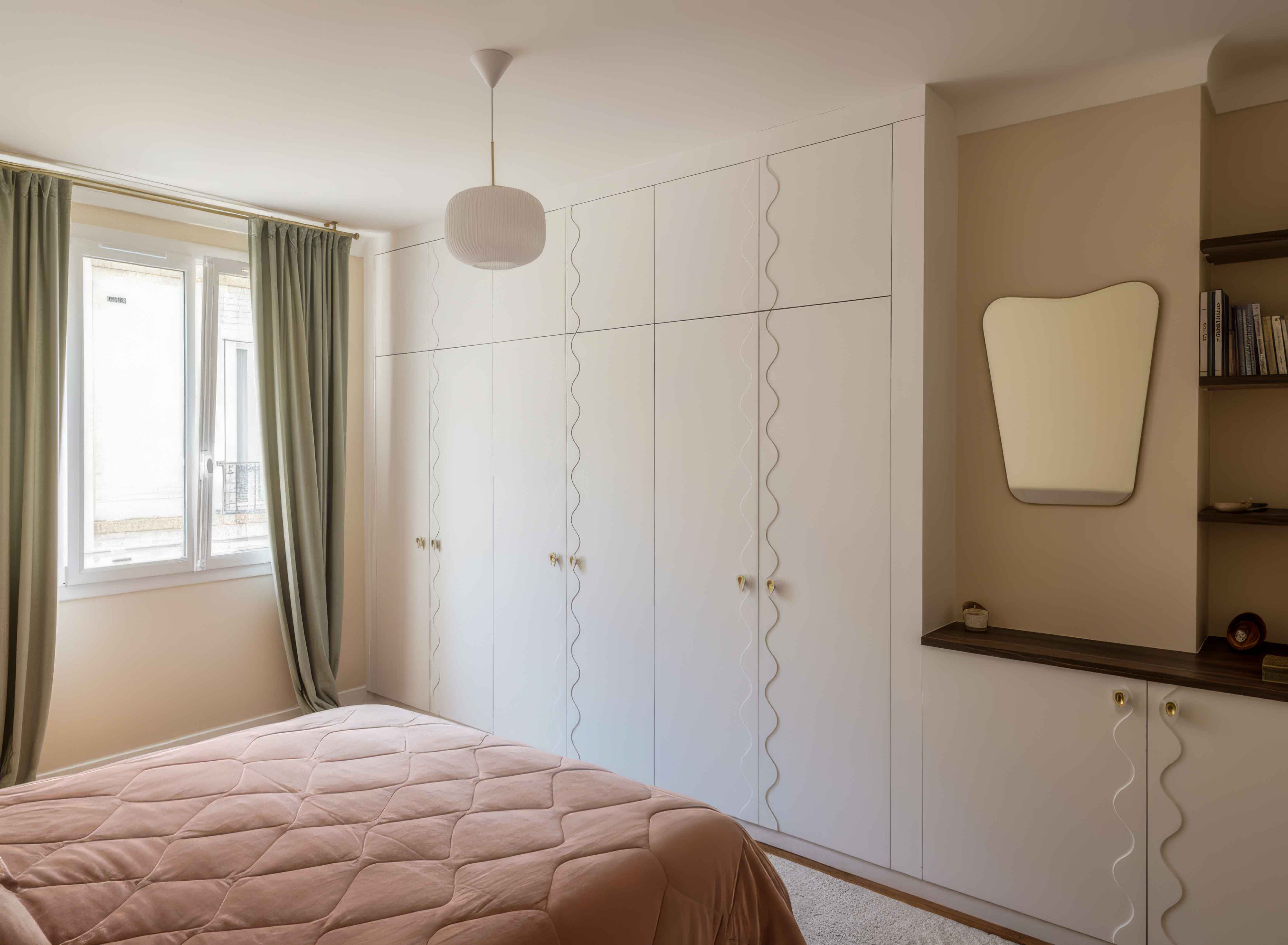 Décoration d'intérieure de chambre pour le projet de Saint Mandé avec dressing toute hauteur, palette poudrée et mobilier sur mesure aux formes douces et organiques.