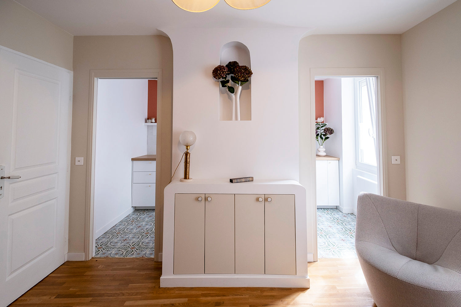 Pièce de consultation et cuisine après rénovation du projet CELS. Projet de design d'intérieur visant à transformer un appartement à Paris en cabinet thérapeutique professionnel.