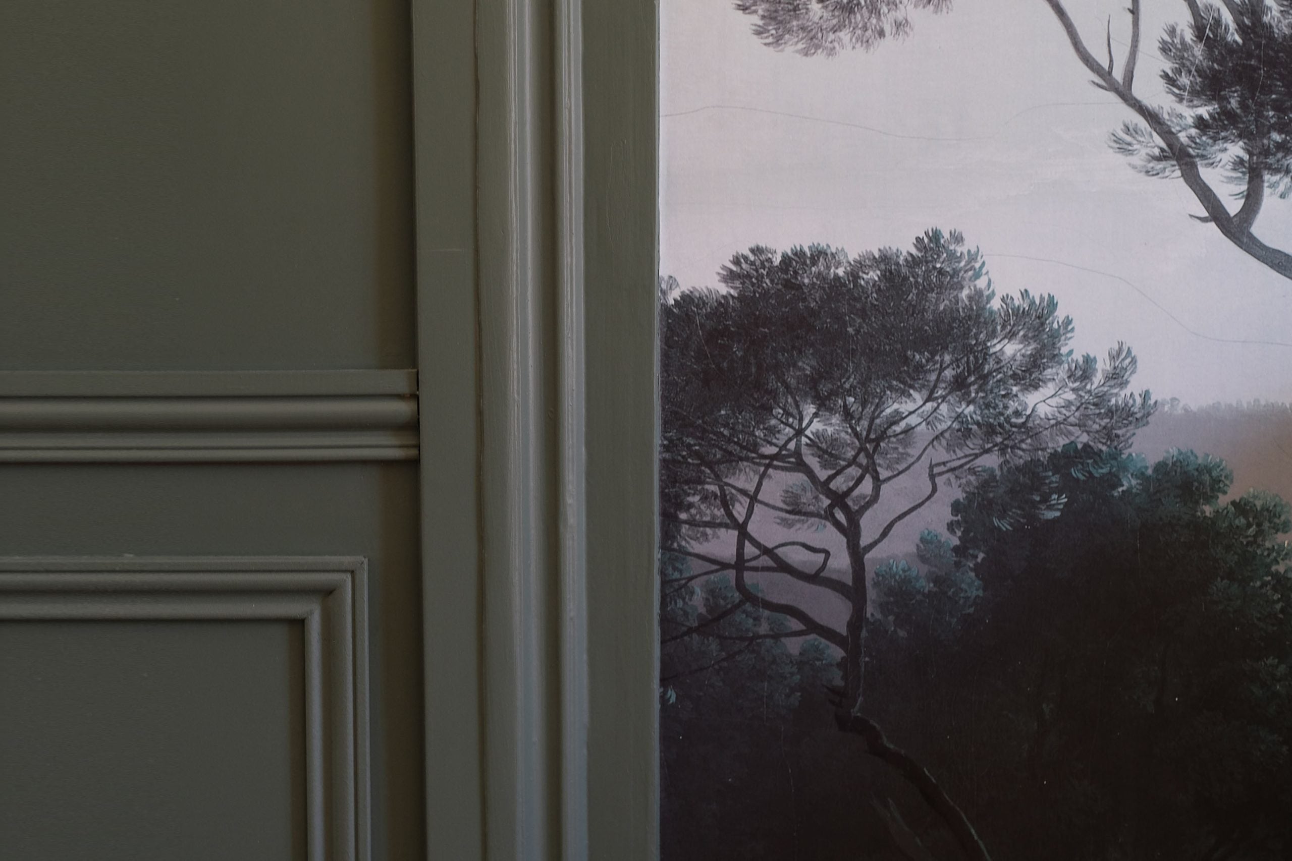 Appartement haussmannien rénové à Paris, aux portes de Vincennes avec moulures d’origine, papier peint botanique panoramique et ambiance élégante mêlant patrimoine et design contemporain.