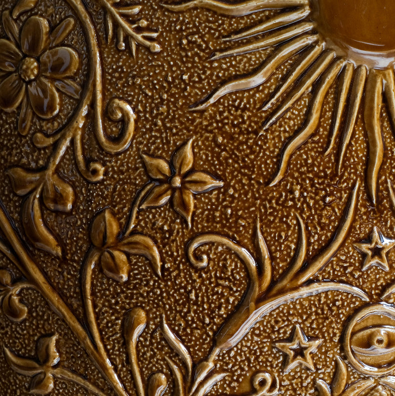 Détail du tabouret Visconti en céramique émaillée marron crée en collaboration avec Caroline Andréoni.