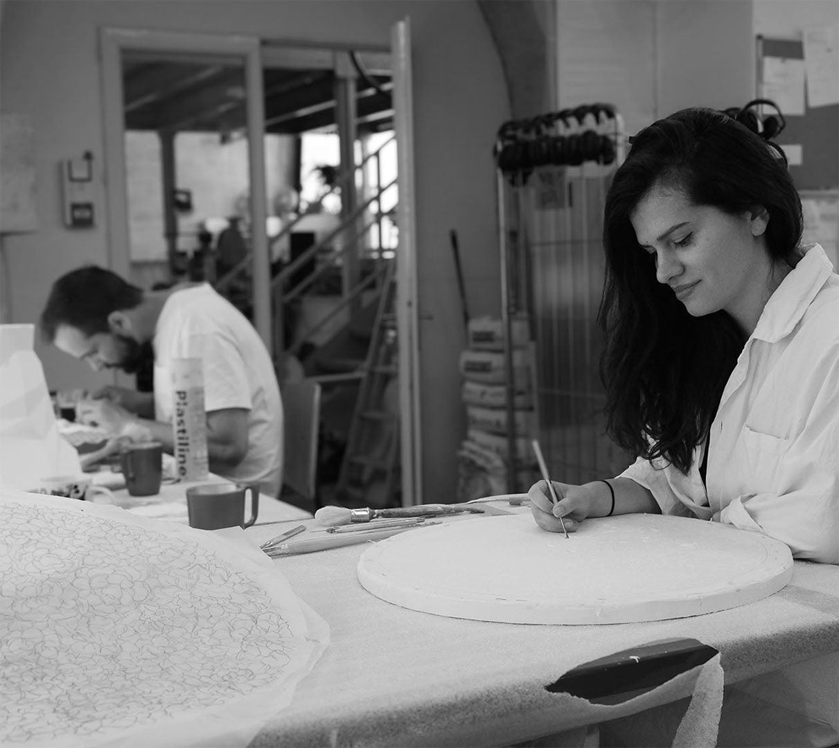 Duo Ombre d'Or, Yohann, céramiste d'art et Laura, architecte d'intérieur dans leur atelier à Vincennes.