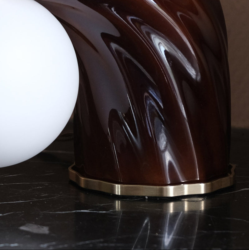 Détail de la lampe à poser L'Impiccato en laiton et porcelaine. Création par l'atelier Ombre d'Or à Vincennes.