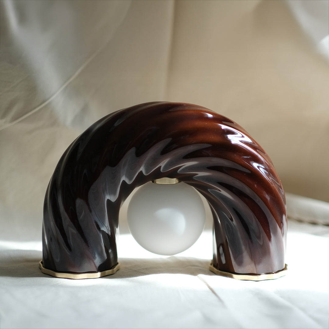 Lampe à poser L'Impiccato en laiton et porcelaine. Création par l'atelier Ombre d'Or à Vincennes.