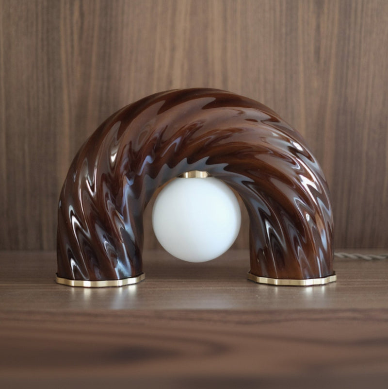 Lampe à poser L'Impiccato en laiton et porcelaine. Création par l'atelier Ombre d'Or à Vincennes.
