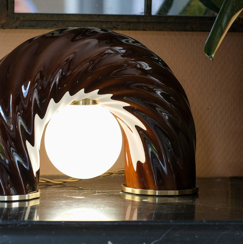 Lampe à poser L'Impiccato en laiton et porcelaine, version allumée. Création par l'atelier Ombre d'Or à Vincennes.