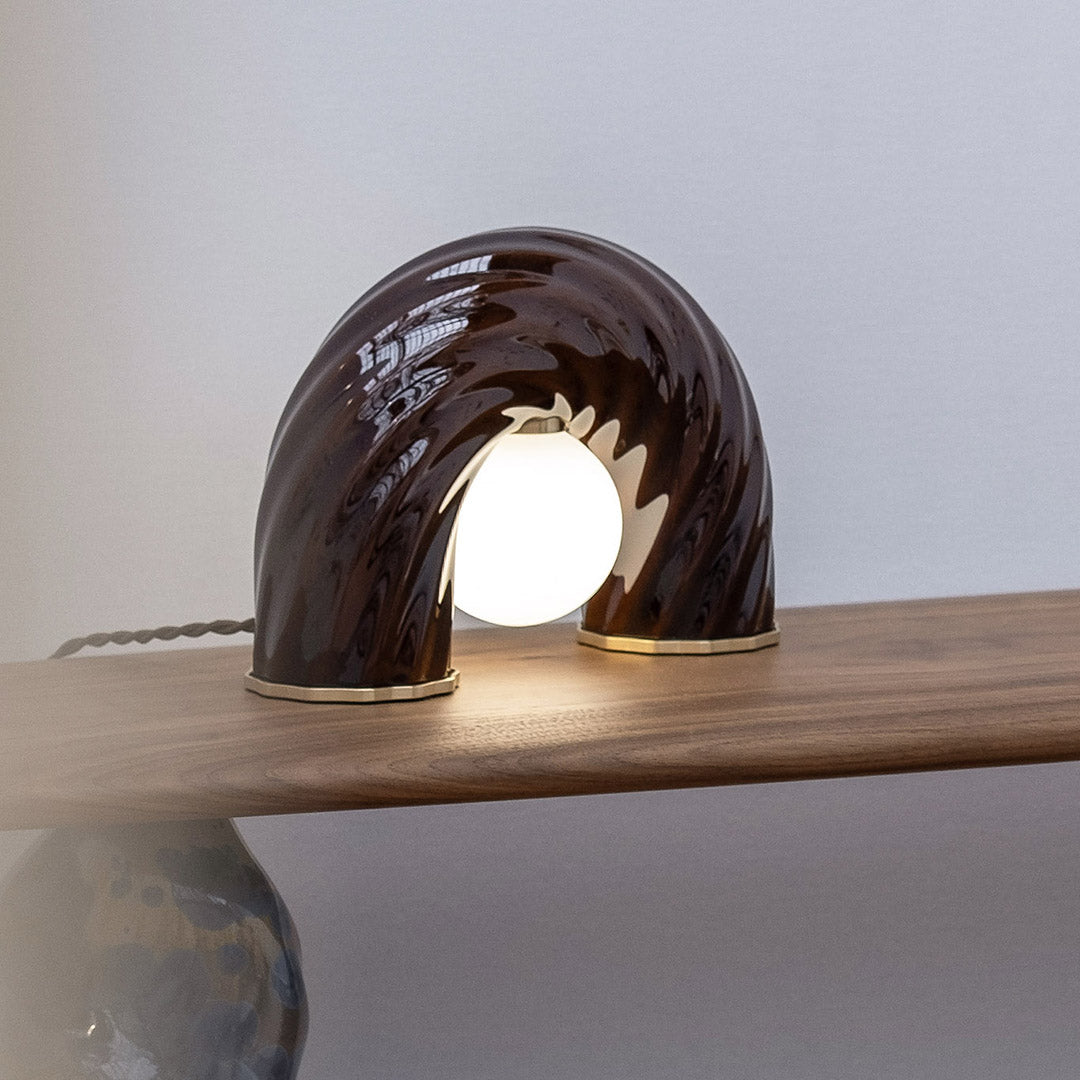 Lampe à poser L'Impiccato en laiton et porcelaine. Création par l'atelier Ombre d'Or à Vincennes.