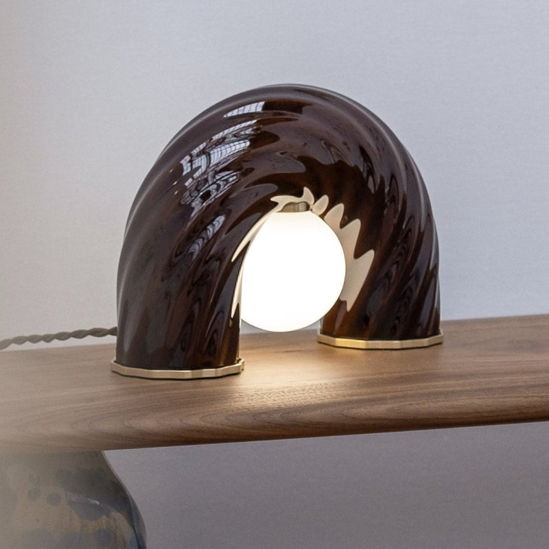 Lampe à poser L'Impiccato en laiton et porcelaine. Création par l'atelier Ombre d'Or à Vincennes.