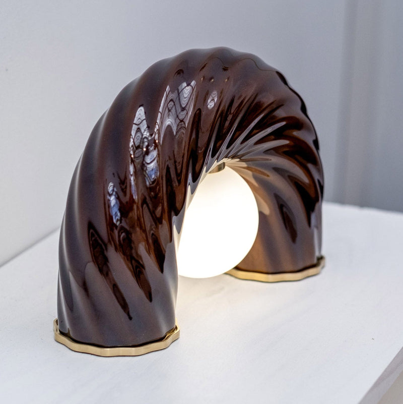 Lampe à poser L'Impiccato en laiton et porcelaine. Création par l'atelier Ombre d'Or à Vincennes.