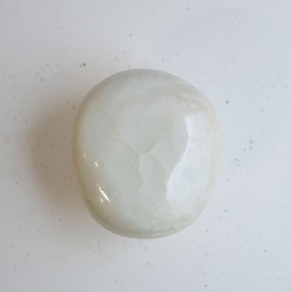 Patère murale en porcelaine avec émail blanc cristallisé imitation pierre d'agate. Création artisanale Ombre d'Or.