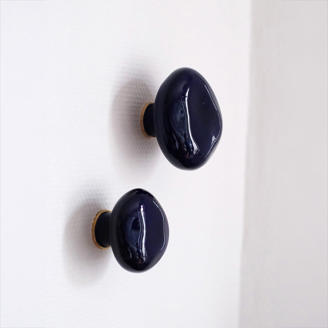Deux patères Agate bleues "sèvres" en porcelaine émaillée, installées sur un mur blanc avec vue rapprochée #couleur_bleu sèvres