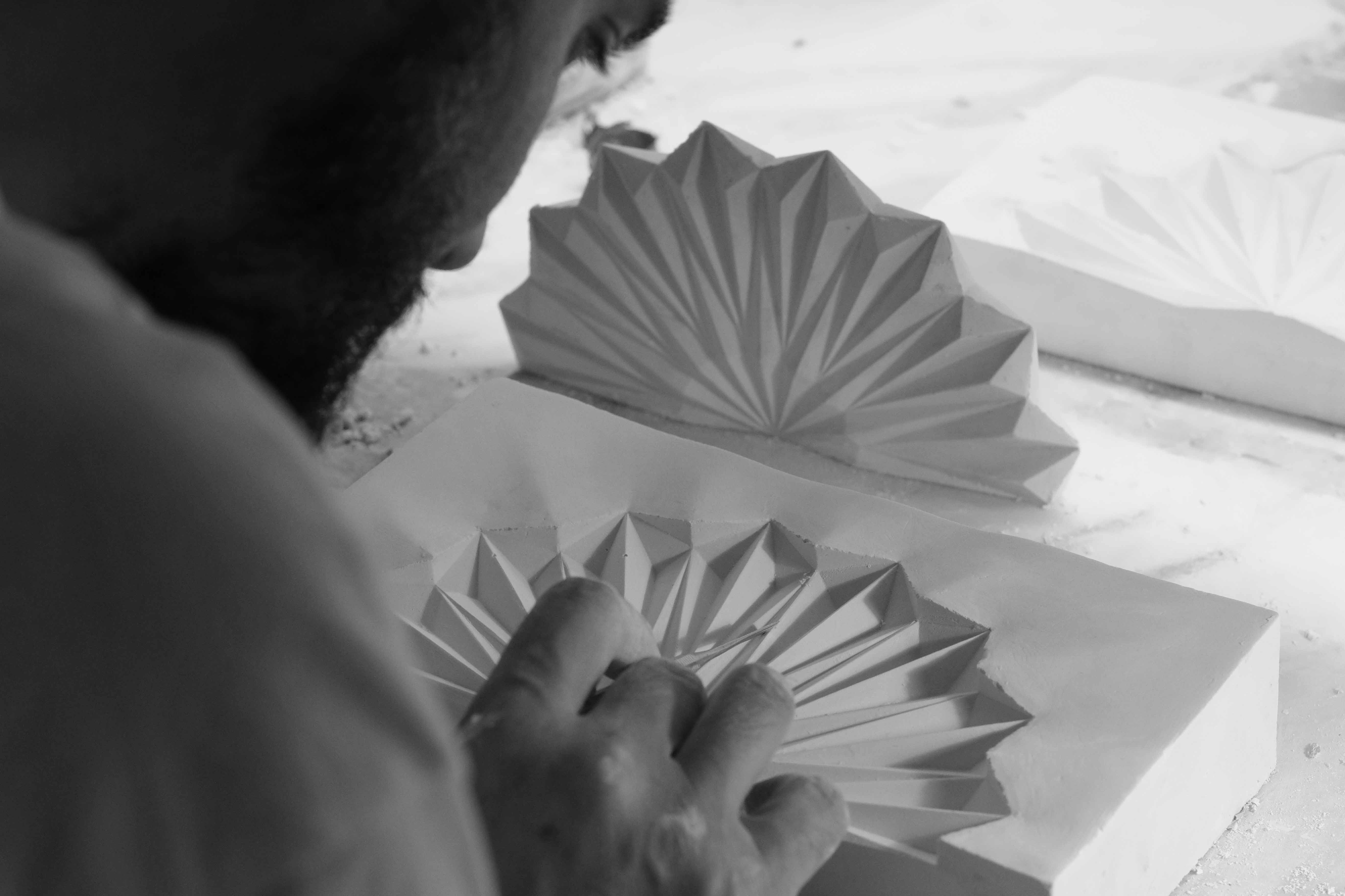 Yohann, céramiste d'art en plein travail dans son atelier de céramique à Vincennes.