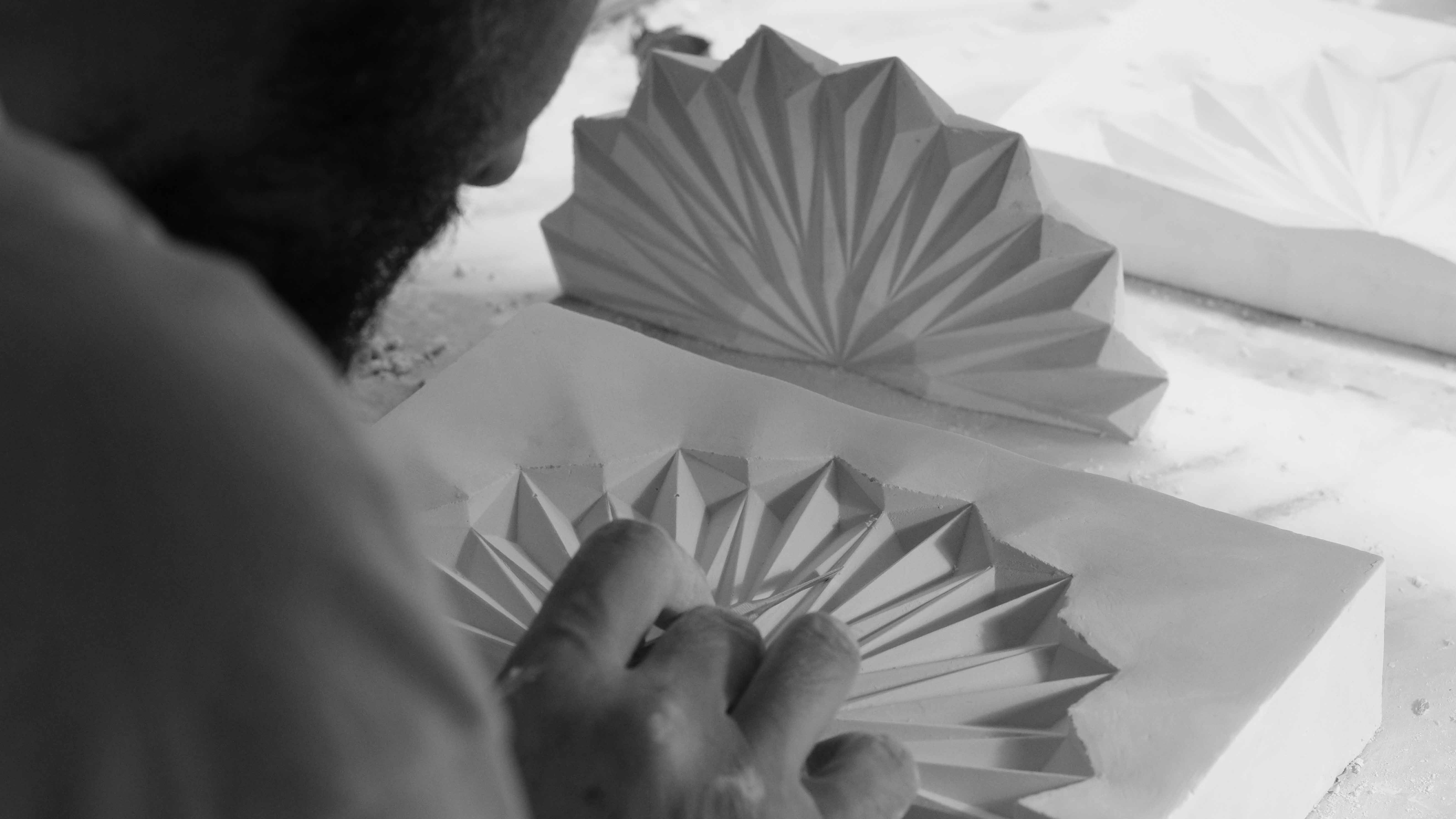 Yohann, céramiste d'art en plein travail dans son atelier de céramique à Vincennes.