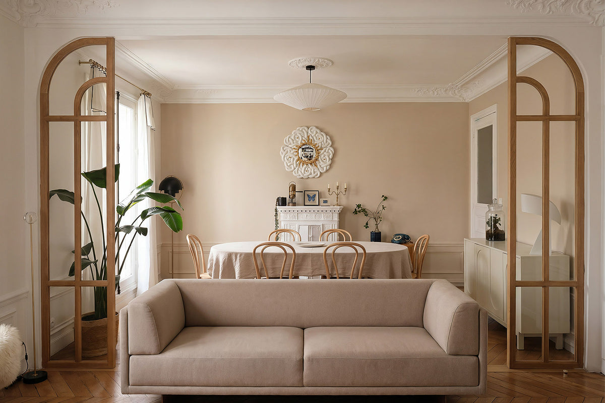 Salon haussmannien rénové à Paris avec verrières en bois, création de mobilier sur mesure et design d'intérieur lumineux.