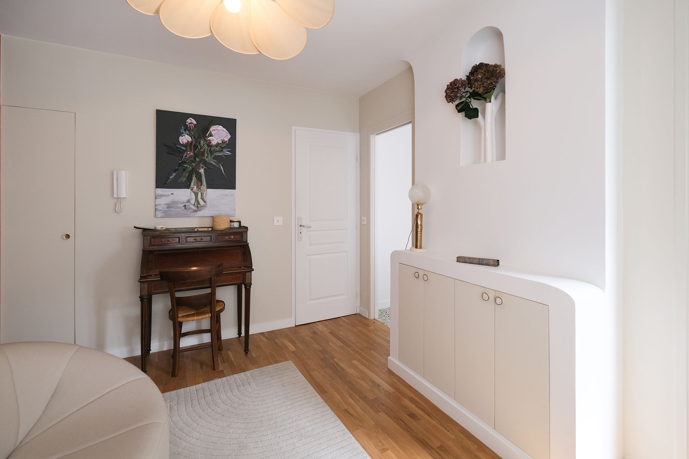 Architecture intérieure sur mesure pour un appartement à paris transformé en cabinet professionnel avec niches murales, mobilier intégré et atmosphère douce inspirée de l’hôtellerie haut de gamme.