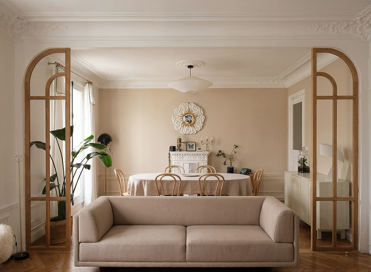 Salon haussmannien rénové à Paris avec verrières en bois, création de mobilier sur mesure et design d'intérieur lumineux.