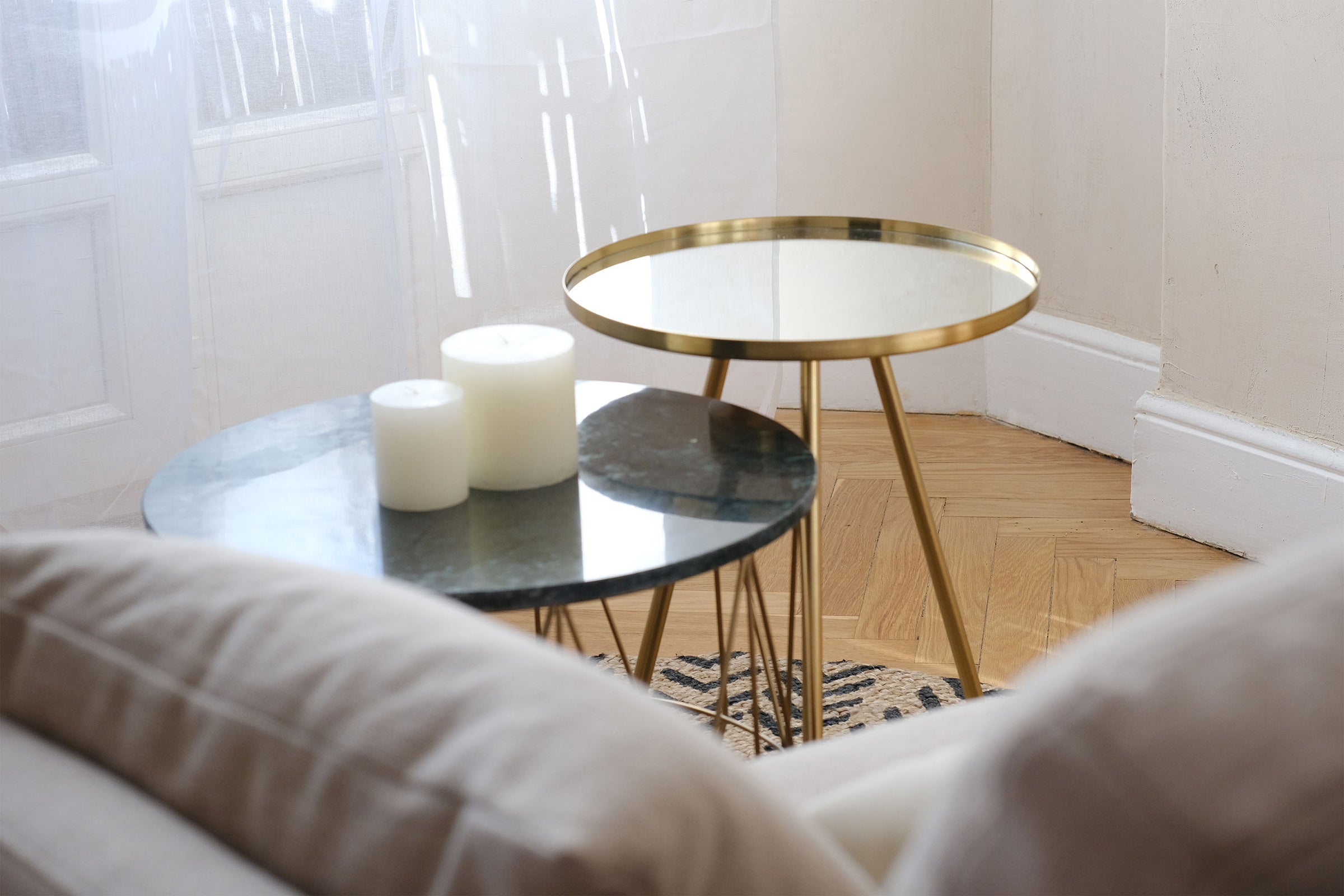 Détail d’un projet de design d'intérieur pour un appartement à Nice avec tables gigognes en laiton et parquet ancien.