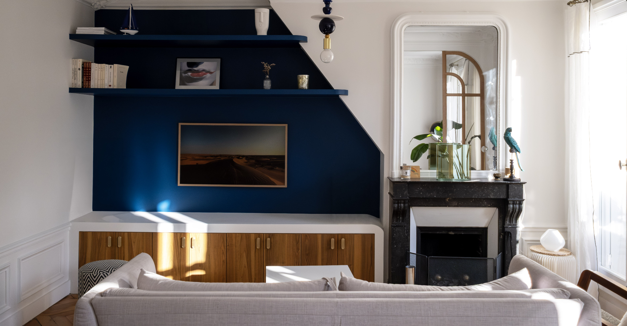Projet d’architecture intérieure à Paris avec salon ancien rénové, bibliothèque sur mesure bleu profond et décoration intérieure contemporaine.