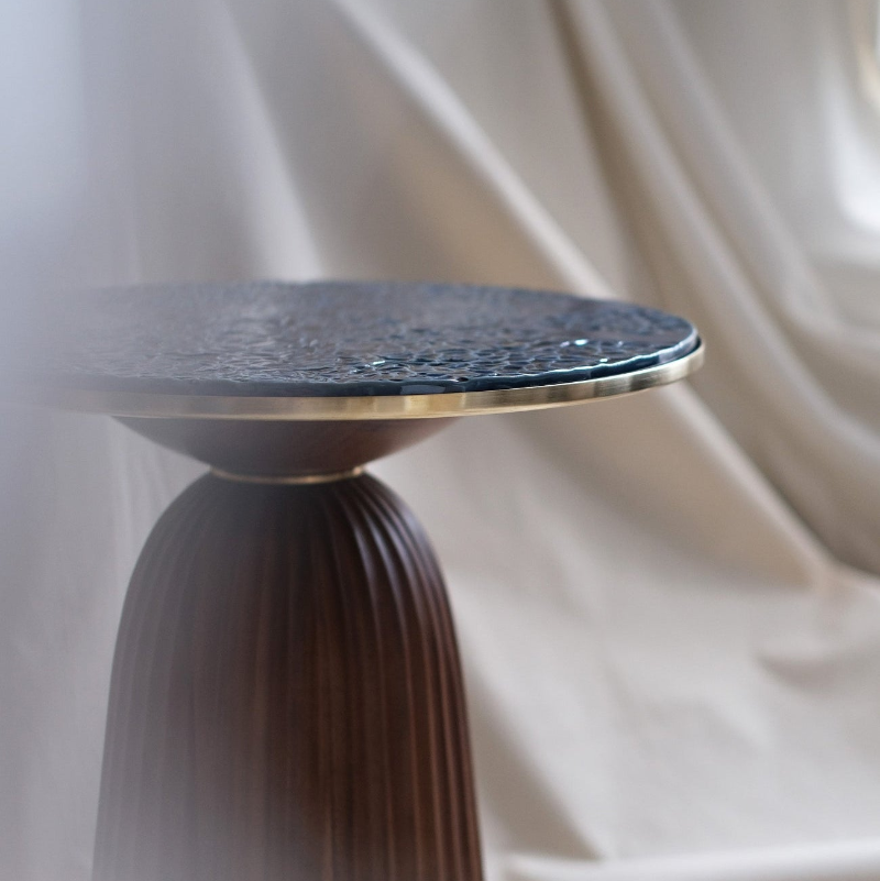 Table Péon en céramique et noyer. Création de mobilier sur mesure par Ombre d'Or.