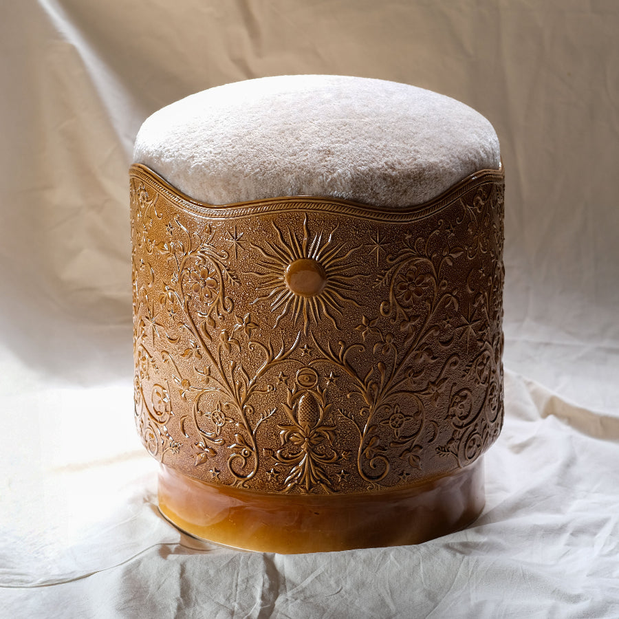 Tabouret Visconti en céramique émaillée marron et tissu blanc crée en collaboration avec Caroline Andréoni.