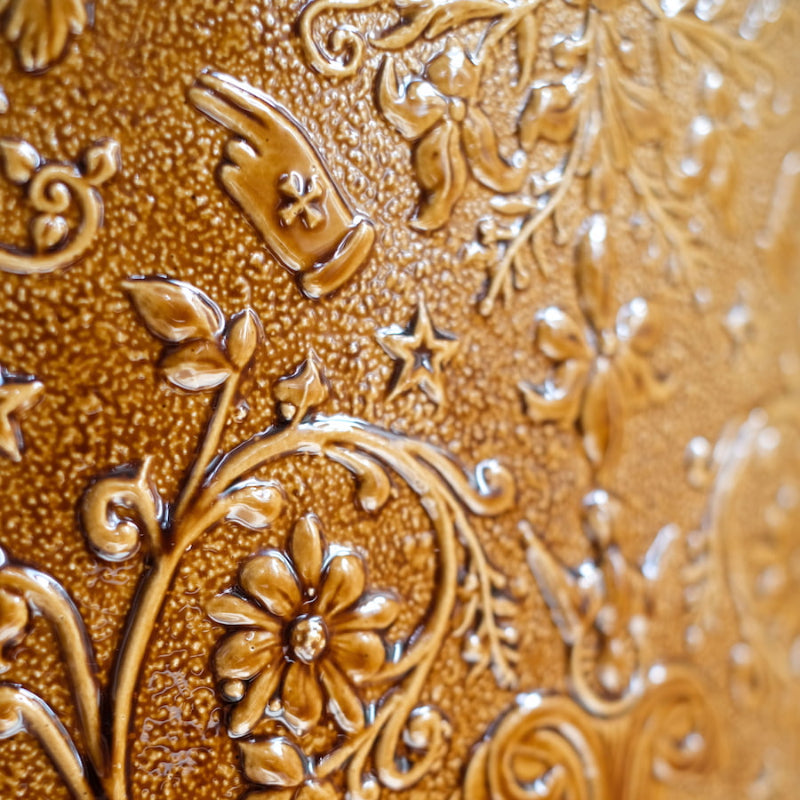Détail du tabouret Visconti en céramique émaillée marron crée en collaboration avec Caroline Andréoni.