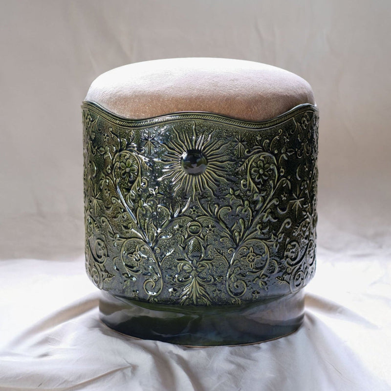 Tabouret Visconti en velours et porcelaine, émaillage vert. Création par l'atelier Ombre d'Or à Vincennes.