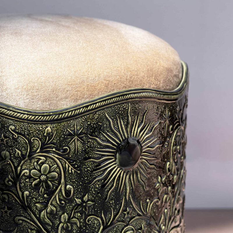Détail du tabouret Visconti en velours et porcelaine, émaillage vert. Création de mobilier sur mesure par l'atelier Ombre d'Or à Vincennes.