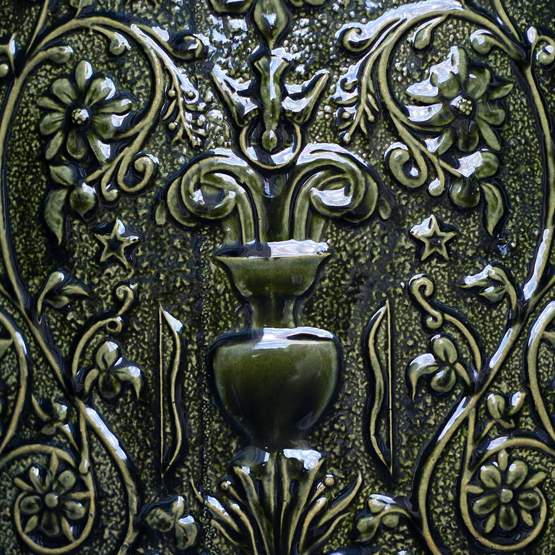 Détail symbole du tabouret Visconti en velours et porcelaine, émaillage vert. Création par l'atelier Ombre d'Or à Vincennes.