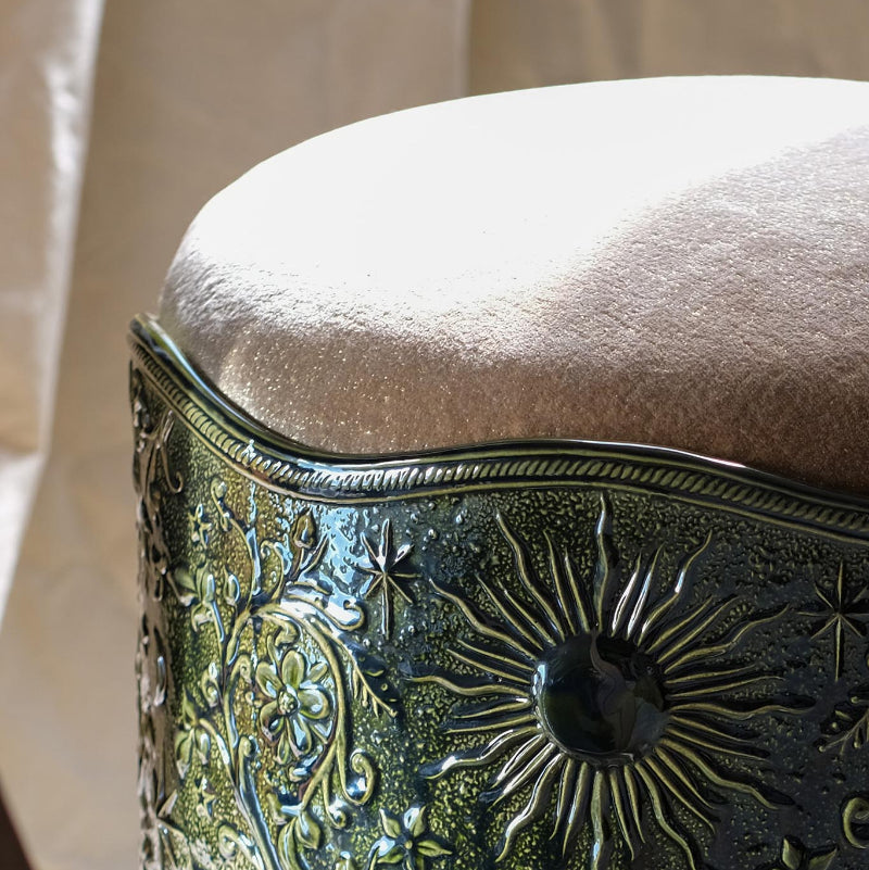 Tabouret Visconti en velours et porcelaine, émaillage vert. Création de mobilier sur mesure par l'atelier Ombre d'Or à Vincennes.