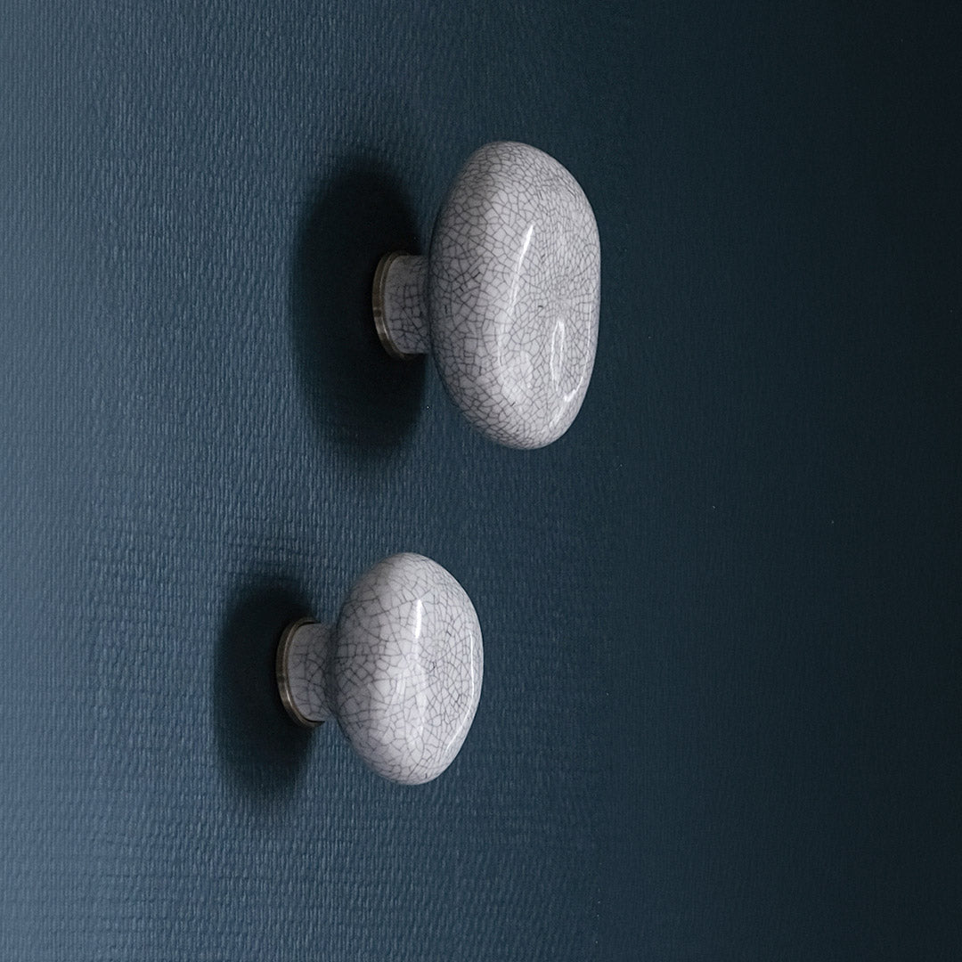 Patères Agate blanches craquelées en céramique artisanale Ombre d’Or sur mur bleu