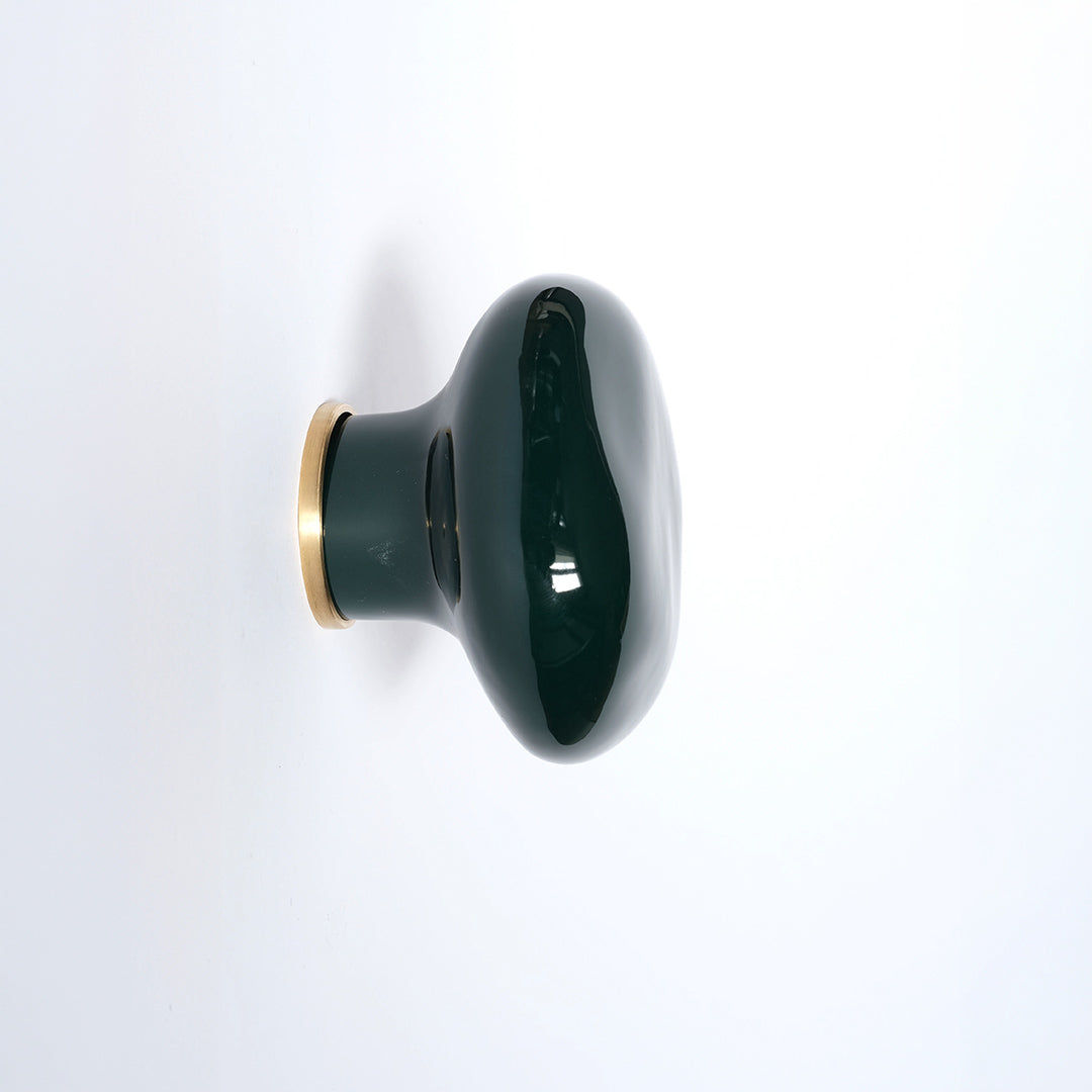 Patère Agate vert Alhambra en porcelaine émaillée, vue de profil #couleur_vert alhambra 