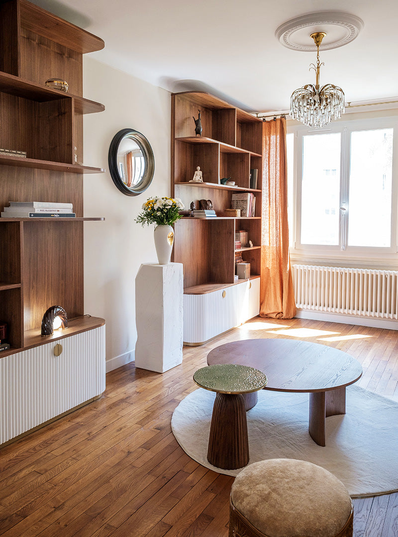 Salon rénové avec bibliothèque sur mesure en noyer, mobilier intégré et aménagement conçu par l'atelier d'architecture intérieure Ombre d'Or.