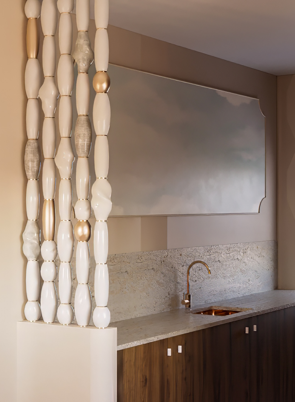 Visualisation 3D d’une cuisine pensée pour la villa médicis. Design d'intérieur haut de gammes mêlant matériaux nobles, séparation décorative en porcelaine et palette chaleureuse.