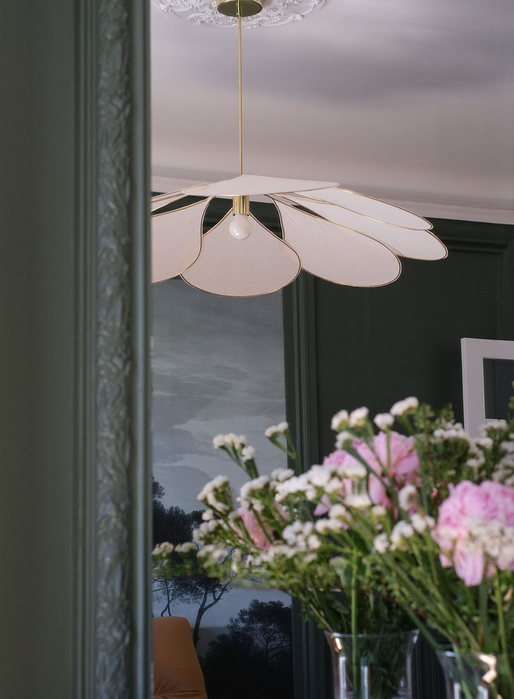 Suspension design crée sur mesure pour un salon haussmannien rénové à Paris avec architecture intérieure élégante et contemporaine.