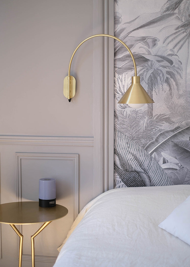 Chambre rénovée avec papier peint panoramique végétal et décoration intérieure élégante pour le projet Poniatovski à Paris.