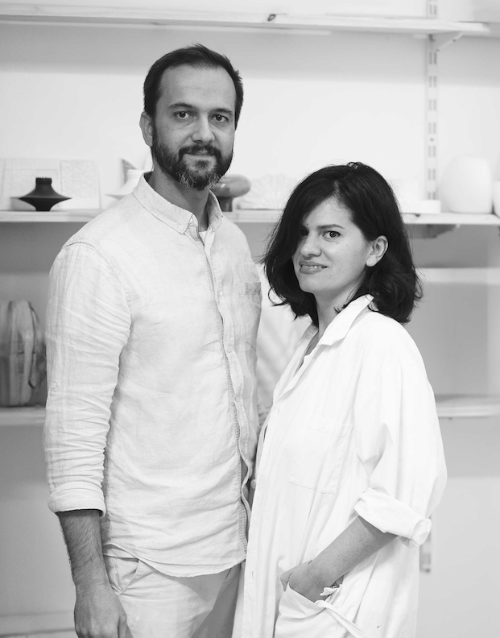 Portrait de Laura et Yohann, dans leur atelier à Vincennes. Architecte d'intérieur et céramiste d'art.