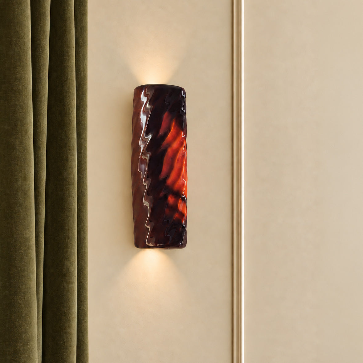 Applique murale Diane en porcelaine couleur Grenat, création Ombre d’Or, vue en situation. #couleur_grenat