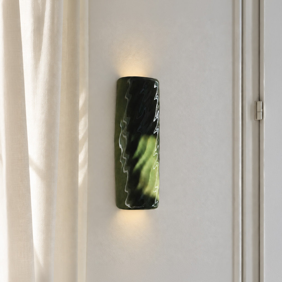 Applique murale Diane en porcelaine couleur vert, création Ombre d’Or, vue profil. #couleur_vert