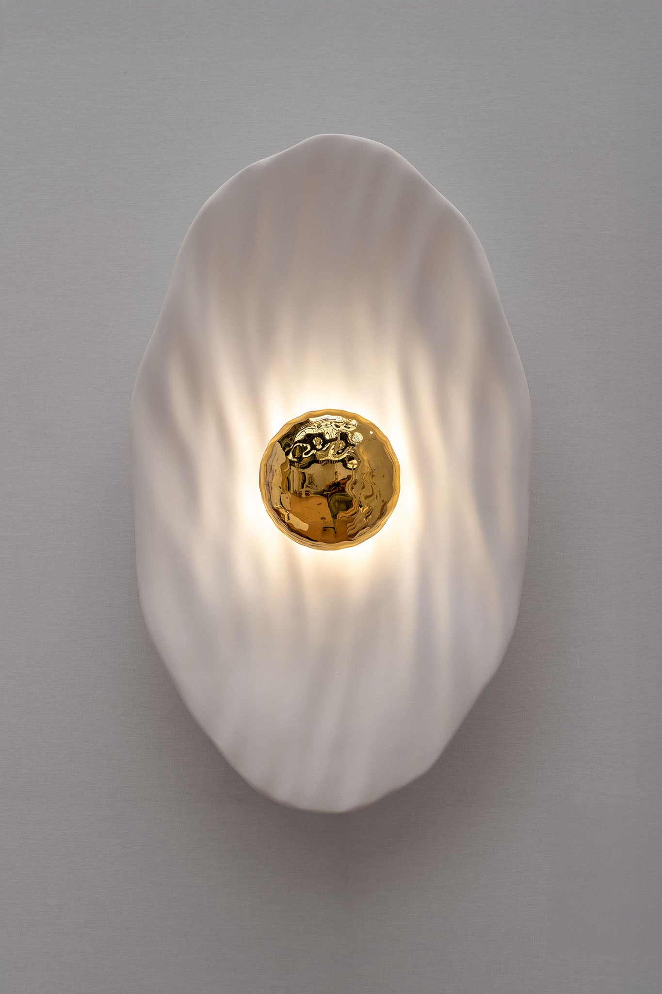 Applique Vesta en céramique et or, vue de face. Céramique d'art par l'atelier Ombre d'Or.